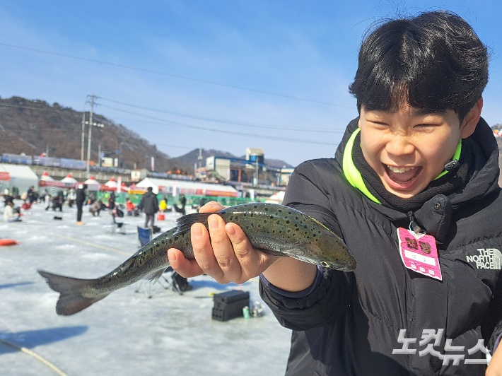 2025 얼음나라 화천산천어축제에 참여하고 있는 학생. 진유정 기자