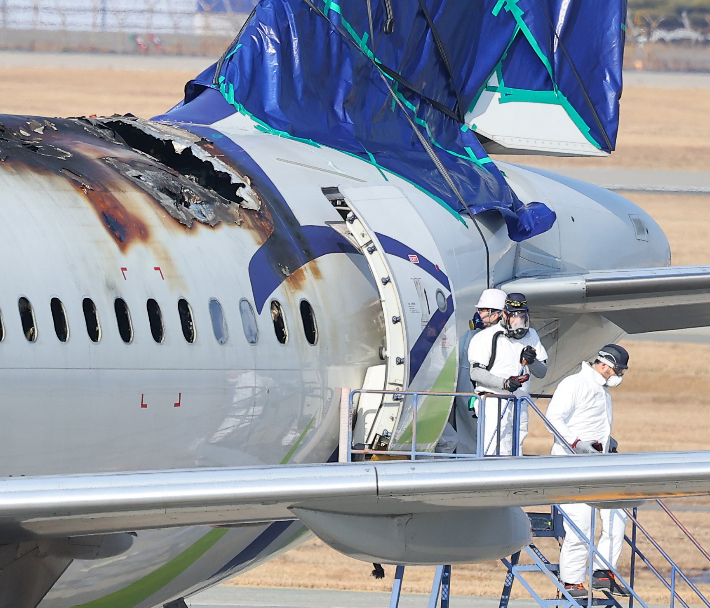  3일 오전 부산 김해국제공항 에어부산 화재현장에서 국토부 항공철도사고조사위원회 등이 합동감식을 진행하고 있다. 연합뉴스