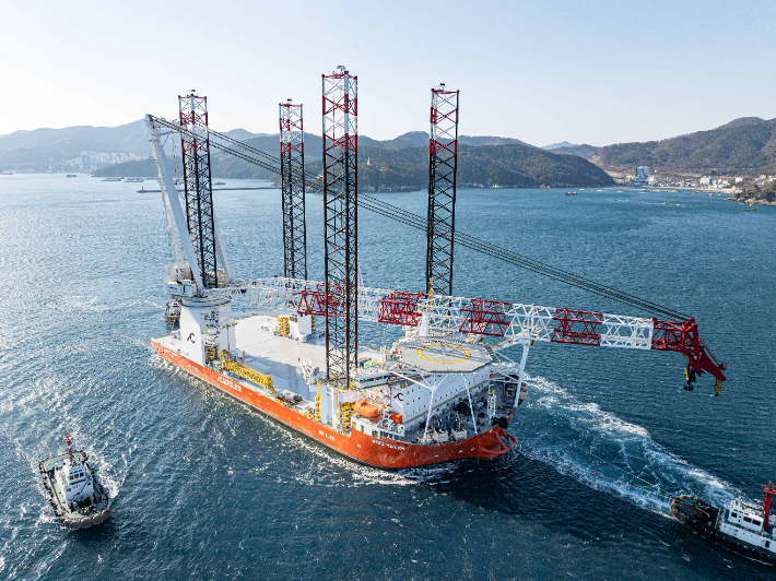 대형 해상풍력발전기 설치선(WTIV) 시운전 모습. 한화오션 제공 