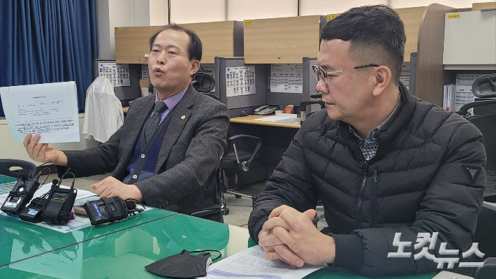 군산시의회 새만금특별위원회와 전북서부항운노동조합이 3일 군산시청에서 새만금신항 무역항 지정 자문위 결과 공개를 요구하는 기자회견을 하고 있다. 도상진 기자