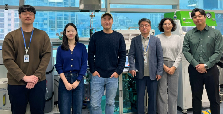 중희토류 의존 없는 2단계 입계확산공정을 개발한 재료연 연구팀(이설미 학생연구원(논문 제1저자, 우측에서 두 번째), 이정구 책임연구원(우측에서 세 번째), 김태훈 선임연구원(논문 교신저자, 우측에서 네 번째). 한국재료연구원 제공