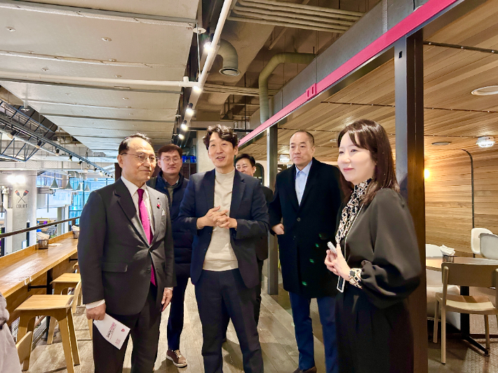 박상돈 천안시장이 3일 김동훈 NHN 클라우드 대표 등 관계자들과 면담을 갖고 회사를 둘러보고 있다. 천안시 제공