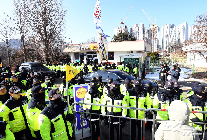 국민의힘 권영세 비대위원장과 권성동 원내대표 등 지도부가 탑승한 차량이 3일 오전 윤석열 대통령을 면회하기 위해 경기도 의왕 서울구치소로 향하고 있다. 황진환 기자