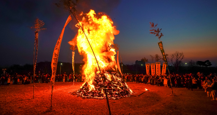 전라남도농업박물관이 오는 7일부터 8일까지 이틀간 농업박물관과 영산호관광지 농업테마공원 일원에서 '정월 대보름 민속 대축제'를 개최한다. 달집태우기 장면. 전남도 제공