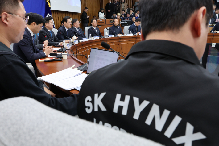 더불어민주당 이재명 대표가 3일 국회에서 '행복하고 정의로운 대한민국, 반도체특별법 노동시간법 적용제외 어떻게?'라는 주제로 열린 '정책 디베이트'에서 발언하고 있다. 연합뉴스