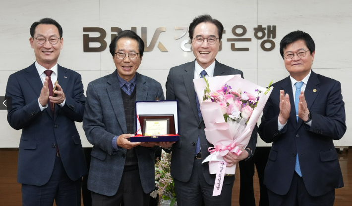 BNK경남은행 구태근 상무, 경상남도육상연맹 장운익 선거운영위원장, BNK경남은행 예경탁 은행장, 경상남도육상연맹 유헌태 부회장. 경남은행 제공