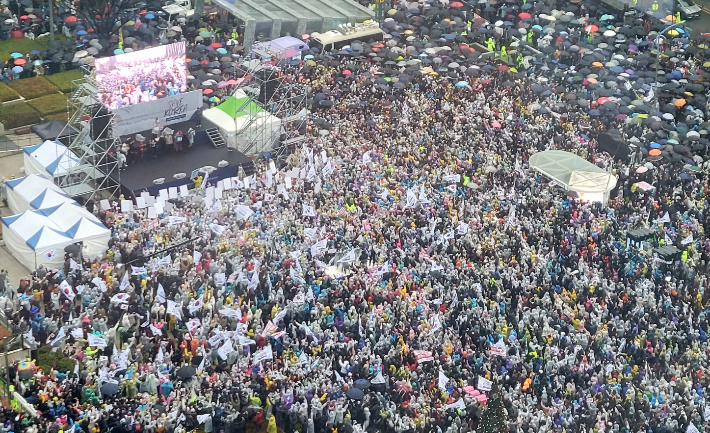 1일 부산역광장에서 개신교 단체 세이브코리아가 국가비상기도회를 열고 윤석열 대통령 탄핵 반대와 석방을 촉구하고 있다. 연합뉴스