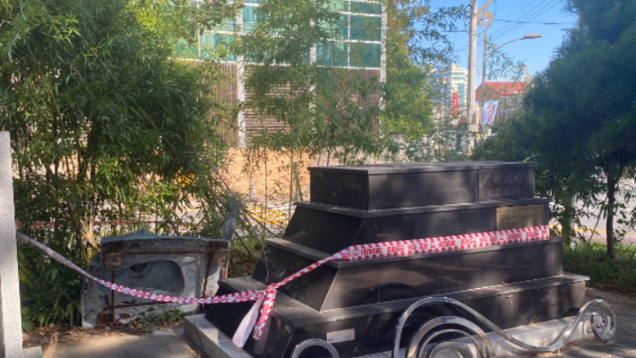 2023년 10월 A씨에 의해 훼손된 정율성 흉상. 흉상이 기존 설치돼있던 단상 아래로 쓰러진 상태로 발견돼 안전띠가 둘러져 있다. 독자 제공