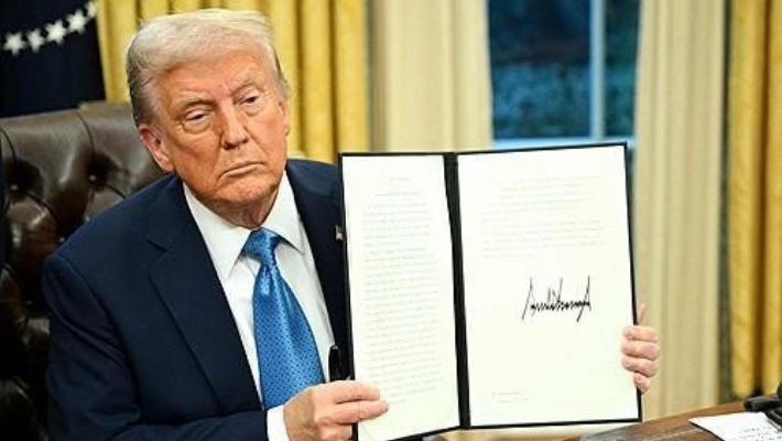 행정명령에 서명한 트럼프 미국 대통령. 연합뉴스