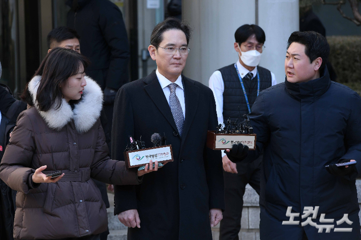 부당합병·회계부정 혐의 항소심 선고공판에서 무죄를 선고받은 이재용 삼성전자 회장이 3일 오후 서울 서초구 서울고법을 나서고 있다. 박종민 기자
