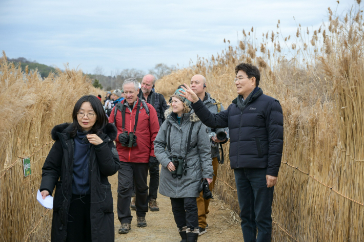 노관규 시장이 설 연휴에 순천만습지를 방문한 국제두루미재단 임원들에게 흑두루미 서식지를 안내하고 있다. 순천시 제공