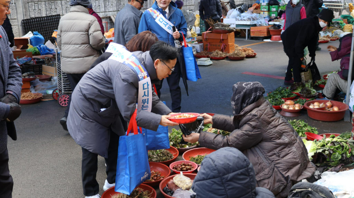 김문수 의원이 설 연휴에 순천 전통시장을 찾아 장을 보고 있다. 김문수 의원실 제공