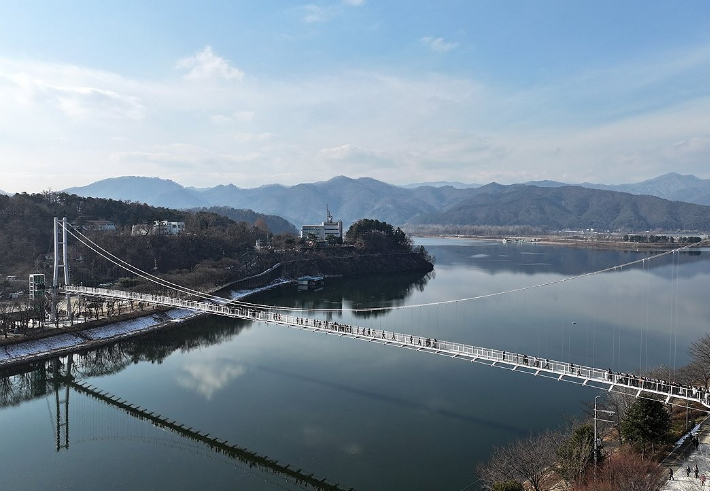 춘천 의암호변 출렁다리 '춘천 사이로 248' 전경. 연합뉴스 
