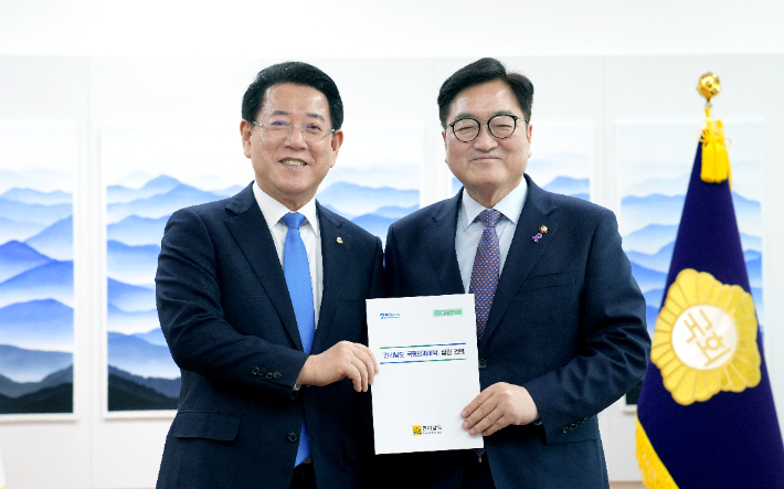 김영록 전라남도지사가 3일 오후 국회에서 우원식 국회의장을 만나 전라남도 국립의과대학 설립 및 주요 현안 해결을 위한 건의 등 국회 차원의 협조를 요청하고 있다. 전남도 제공