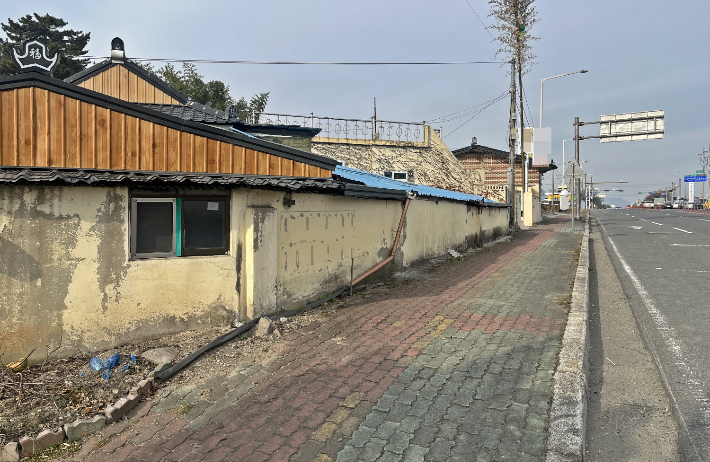 APEC 회의장 진입도로변 경관 개선 대상 주택. 경주시 제공