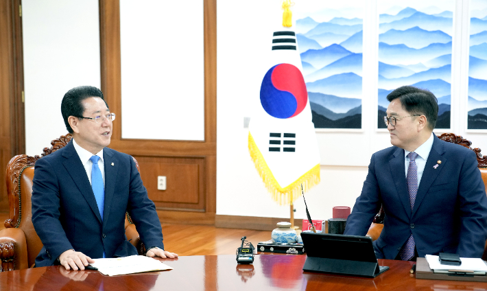 김영록 전라남도지사가 3일 오후 국회에서 우원식 국회의장을 만나 전라남도 국립의과대학 설립 및 주요 현안 해결을 위한 건의 등 국회 차원의 협조를 요청하고 있다. 전남도 제공