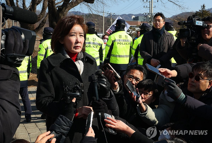 (의왕=연합뉴스) 한종찬 기자 = 윤석열 대통령 면회를 마친 국민의힘 나경원 의원이 3일 경기도 의왕시 서울구치소 앞에서 취재진 질문에 답하고 있다. 2025.2.3 saba@yna.co.kr 연합뉴스
