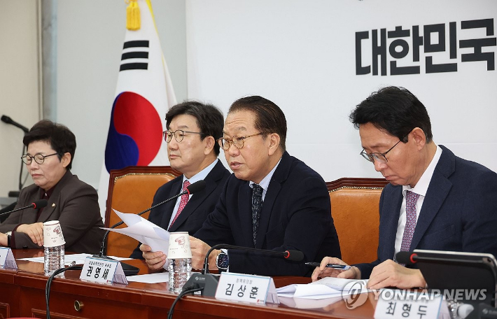 (서울=연합뉴스) 박동주 기자 = 국민의힘 권영세 비상대책위원장이 23일 오전 서울 여의도 국회에서 열린 비상대책위원회의에서 발언하고 있다. 2025.1.23 pdj6635@yna.co.kr 연합뉴스