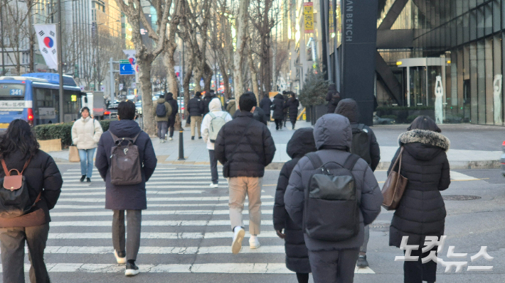 한파특보가 발효된 서울 선릉역 출근길에서 만난 시민들이 출근을 서두르고 있다. 송영훈 기자