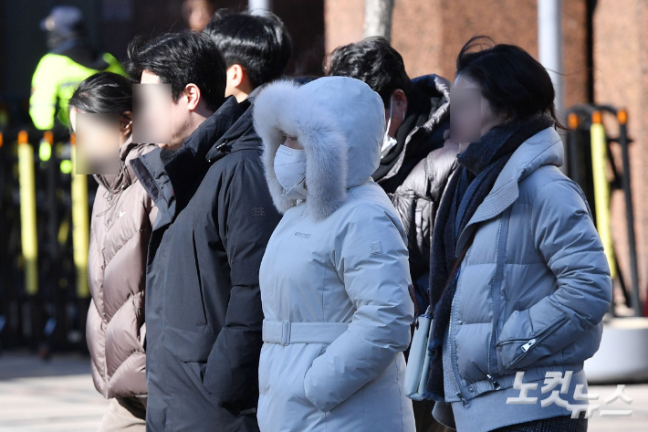 강추위 속에 시민들이 발걸음을 재촉하고 있다. 류영주 기자