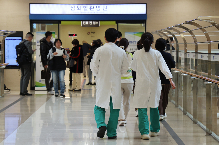 의정갈등이 이달로 1년이 된 3일 서울 시내의 한 대학병원에서 의료진이 이동하고 있다. 연합뉴스