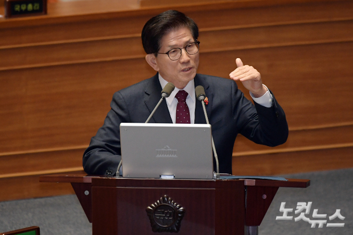 김문수 고용노동부 장관이 의원 질의에 답변을 하고 있다. 윤창원 기자