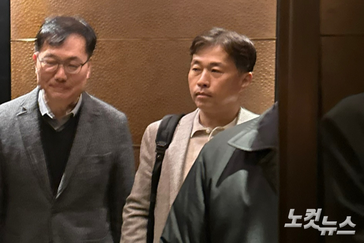 오픈AI 샘 올트먼 CEO와 회동을 위해 서울 중구 더 플라자호텔을 찾은 SK하이닉스 곽노정 대표이사 사장(오른쪽). 이시현 인턴기자