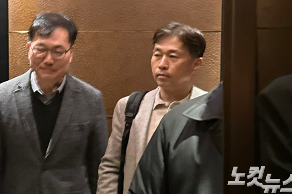 오픈AI 샘 올트먼 CEO와 회동을 위해 서울 중구 더 플라자호텔을 찾은 SK하이닉스 곽노정 대표이사 사장(오른쪽). 이시현 인턴기자