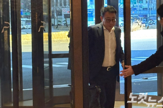 오픈AI 샘 올트먼 CEO와 회동을 위해 서울 중구 더 플라자호텔을 찾은 SK텔레콤 유영상 대표이사 사장. 이시현 인턴기자