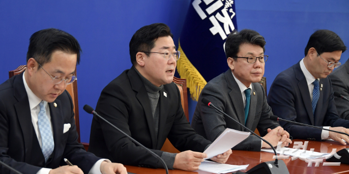 더불어민주당 박찬대 원내대표가 4일 서울 여의도 국회에서 열린 원내대책회의에서 발언을 하고 있다. 윤창원 기자