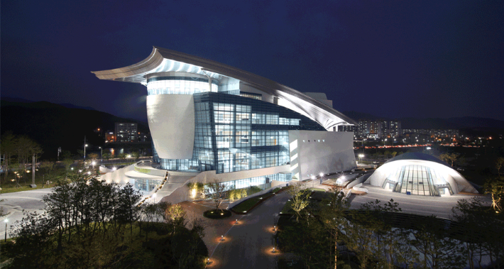 경주 예술의전당 야간 전경. 경주시 제공