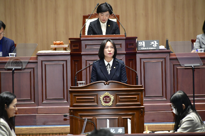 광주광역시의회 이귀순 의원(더불어민주당, 광산구 4)은 4일 열린 제330회 제1차 본회의에서 '신창동 방음터널 문제'와 관련해 5분 자유발언을 진행했다. 광주광역시의회 제공