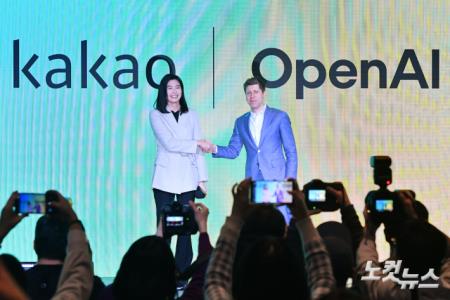 손 맞잡은 정신아 카카오 대표-샘 울트먼 오픈AI CEO