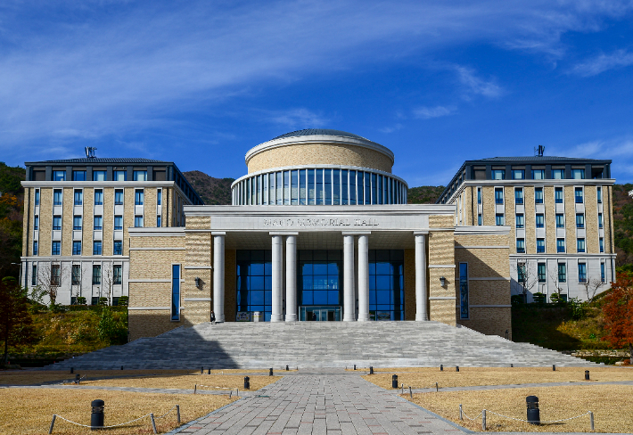 부산외국어대학교 본관. 부산외대 제공