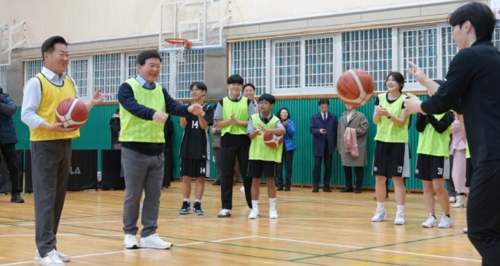 오영훈 제주도지사와 김광수 제주도교유감이 지난해 11월 탐라중학교 아침 체육활동 현장을 찾아 함께 운동하고 있다. 제주도교육청 제공