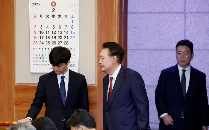 윤석열 대통령이 4일 서울 종로구 헌법재판소에서 열린 탄핵심판 5차 변론기일에 출석하고 있다. 연합뉴스