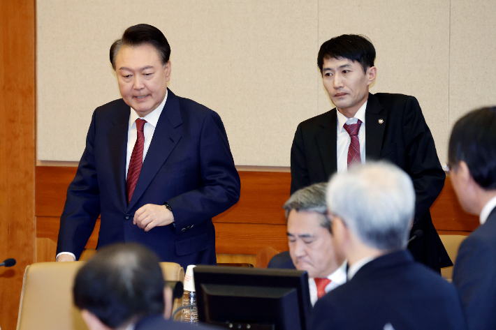 윤석열 대통령이 4일 서울 종로구 헌법재판소에서 열린 탄핵심판 5차 변론기일에 출석하고 있다. 연합뉴스