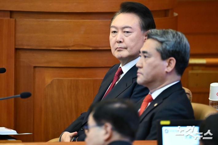 착석해 있는 윤석열