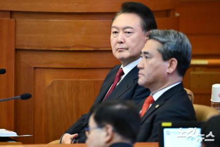 착석해 있는 윤석열