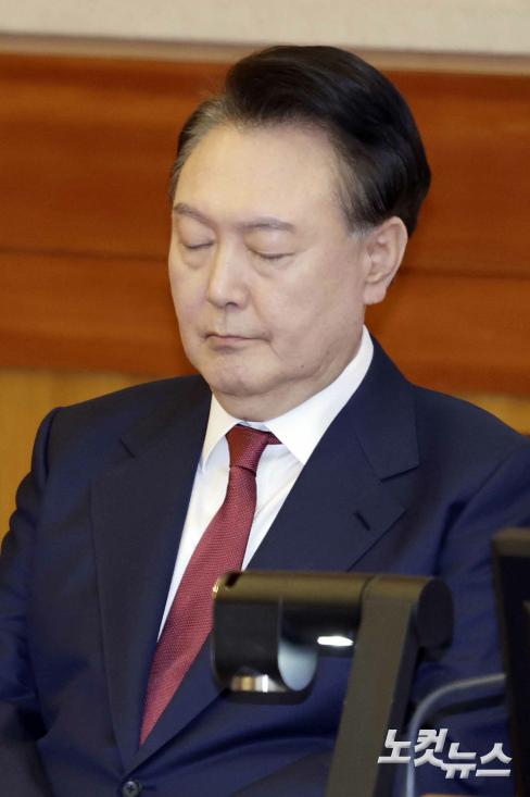 눈감은 윤석열 대통령