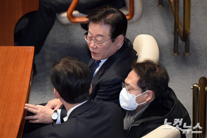 3일 서울 여의도 국회에서 열린 제422회국회(임시회) 개회식에서 더불어민주당 이재명 대표와 박선원 의원 김민석 최고위원이 대화를 하고 있다. 윤창원 기자