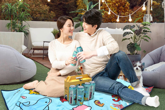 크라우드 펀딩 플랫폼 오마이컴퍼니를 통해 선보일 예정인 '리블루 돗자리'와 '고래맥주'. 우시산 제공