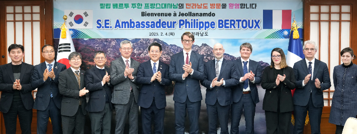 김영록 전라남도지사가 4일 도청 접견실에서 필립 베르투 주한 프랑스대사와 면담을 갖고 기념촬영을 하고 있다. 전남도 제공