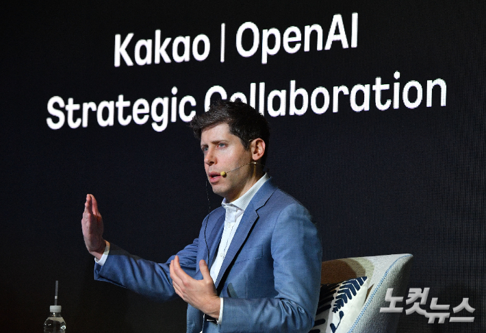 챗GPT 개발사인 오픈AI의 창업자 샘 올트먼 CEO가 4일 오전 서울 중구 플라자호텔에서 열린 '카카오 미디어데이'에 참석해 정신아 카카오 대표와 대담을 하고 있다. 류영주 기자