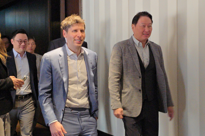 최태원 SK그룹 회장과 샘 올트먼 오픈AI 최고경영자(CEO)가 4일 오전 서울 중구 더플라자 호텔 서울에서 회동을 마친 뒤 함께 이동하고 있다. 연합뉴스