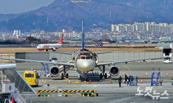 30일 김해국제공항 에어부산 항공기 화재 현장에서 합동감식을 위한 사전 점검이 진행되고 있다.  김혜민 기자