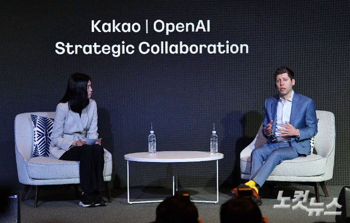 챗GPT 개발사인 오픈AI의 창업자 샘 올트먼 CEO와 정신아 카카오 대표가 4일 오전 서울 중구 플라자호텔에서 열린 '카카오 미디어데이'에 참석해 양사의 전략적 제휴 발표를 마친 후 대담을 하고 있다. 류영주 기자