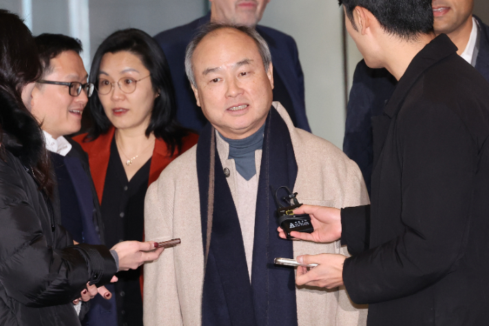 손정의(孫正義·일본명 손 마사요시) 소프트뱅크그룹 회장이 4일 오후 삼성 서초사옥에 도착, 취재진의 질문에 답하고 있다. 이날 이재용 삼성전자 회장은 샘 올트먼 오픈AI 최고경영자(CEO), 손 회장과 함께 만나 AI 관련 3자 회동을 할 예정이다. 연합뉴스