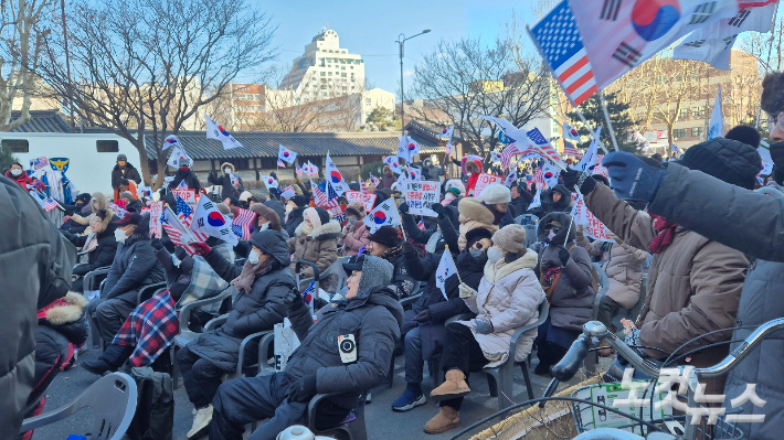 4일 오후 서울 종로구 안국역 5번 출구 인근에서 윤석열 대통령의 지지자들이 모여 집회를 하고 있다. 주보배 기자