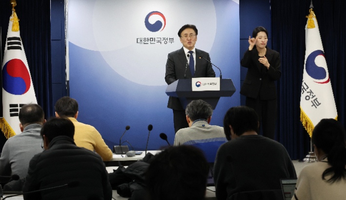 유상임 과학기술정보통신부 장관이 4일 서울 종로구 정부서울청사에서 2025년도 1월 핵심과제 추진 상황과 2월 계획을 브리핑하고 있다. 연합뉴스